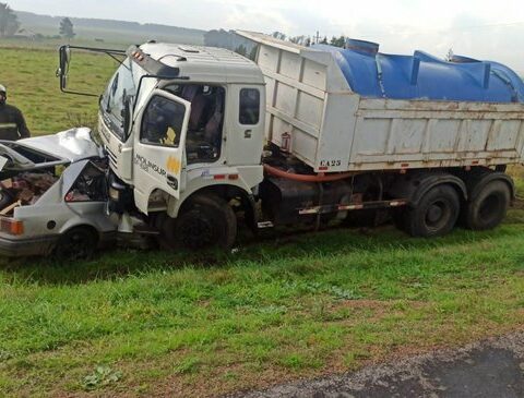 Two people died trying to pass a truck and collide head-on with another