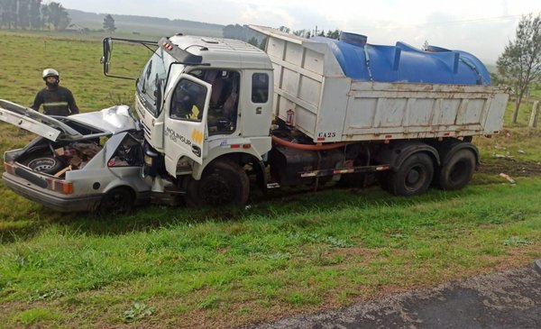 Two people died trying to pass a truck and collide head-on with another