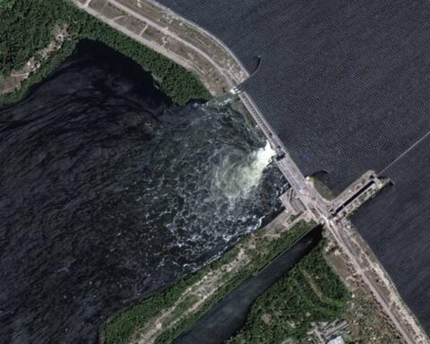 Ukraine accuses Russia of destroying a dam in the Kherson region