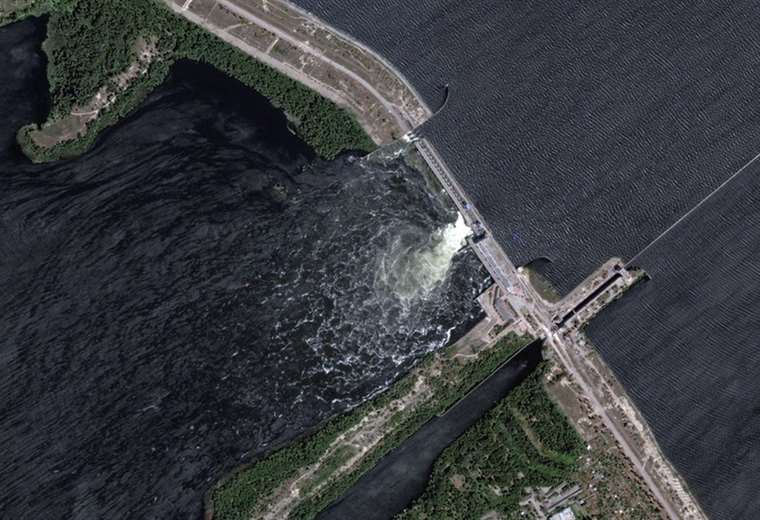 Ukraine accuses Russia of destroying a dam in the Kherson region