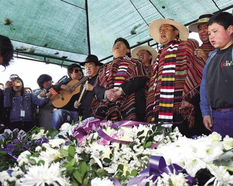 With music and tears, a crowd bid farewell to the leader of Jach'a Mallku