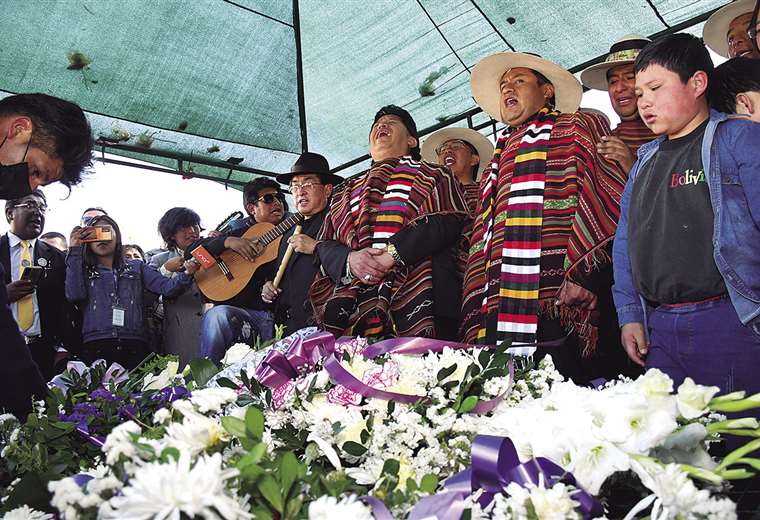 With music and tears, a crowd bid farewell to the leader of Jach'a Mallku