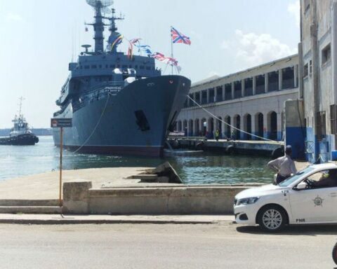 A Russian warship and a US submarine arrive in Cuba