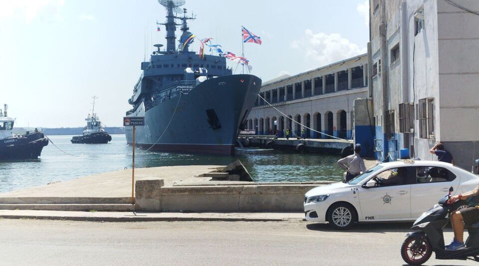 A Russian warship and a US submarine arrive in Cuba