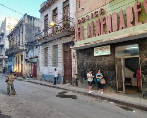 A few hours in the swamp of the Civil Registry in Cuba: bad faces, laziness and a broken router