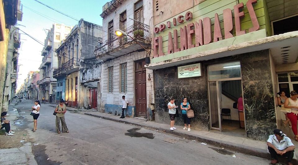 A few hours in the swamp of the Civil Registry in Cuba: bad faces, laziness and a broken router