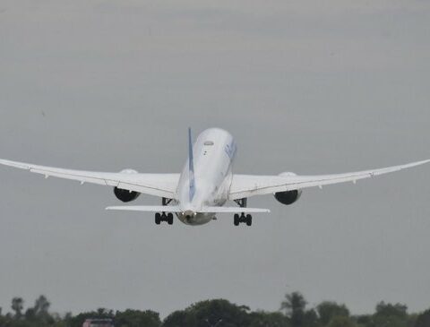 Air traffic controllers decided to lift the union measure and authorize takeoffs