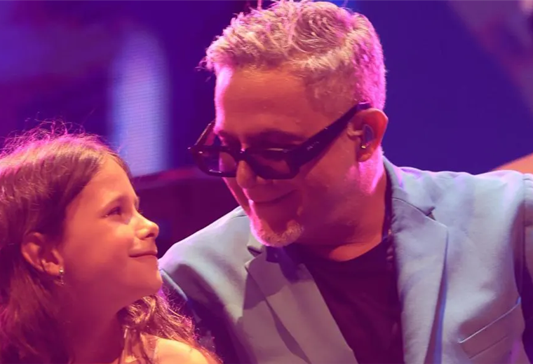 Alejandro Sanz's daughter takes the stage and excites her father and the audience