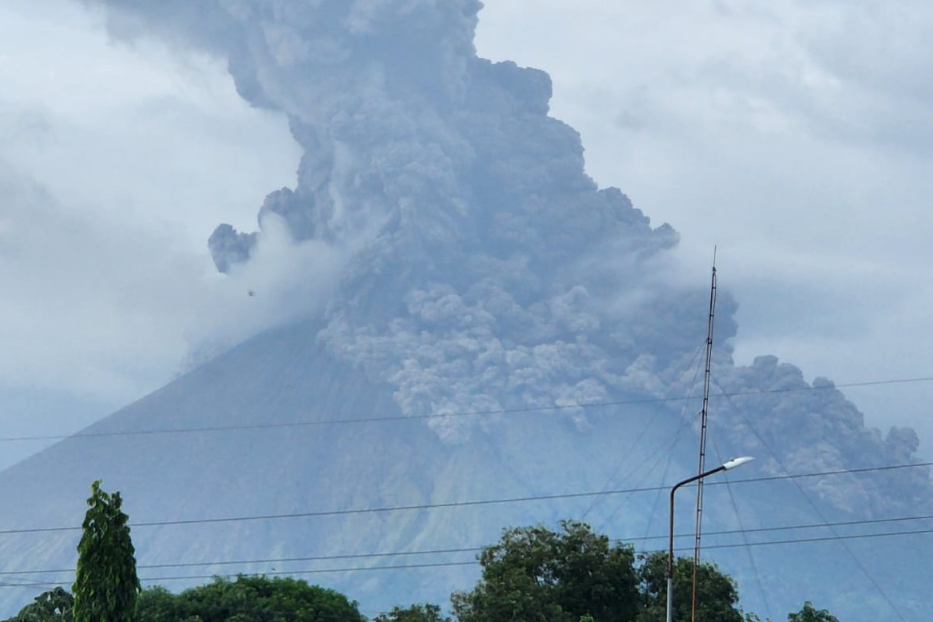 Ashes from the San Cristóbal volcano affect grain, fruit and vegetable crops, say producers