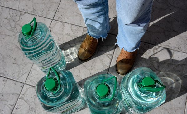 Bottled water: how many stores lowered the price since the tax exemption?