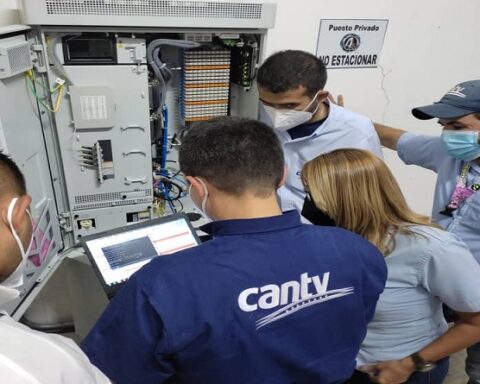 Cantv inspecciona avances de la colocación de fibra óptica en Carapita