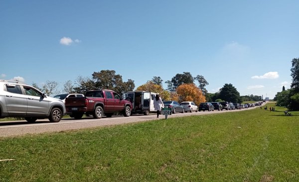 Crossing to Argentina: queues of more than 4 kilometers on the bridges of Fray Bentos and Paysandú