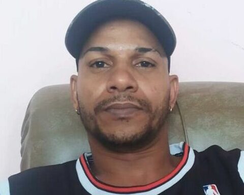 Cuban activist Maykel Osorbo sews his mouth shut in protest of ill-treatment in prison