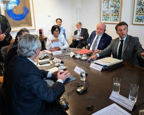 Delcy Rodríguez met in Brussels with a sector of the opposition