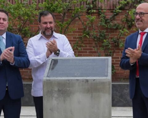 Embajada de Argentina en Venezuela devela placa conmemorativa a Perón