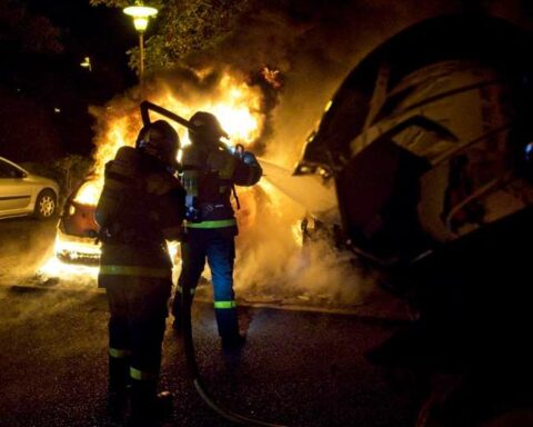 France reinforces police deployment, but violence continues with "lower intensity"