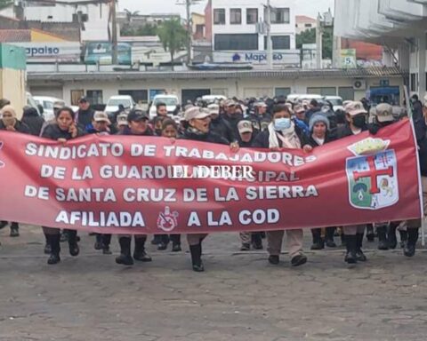 Gendarmes abide by a 48-hour strike demanding that the Mayor of Santa Cruz respect their labor rights