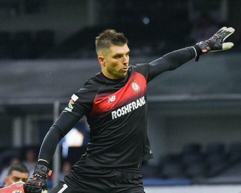 Goalkeeper Volpi, from Toluca, scores a crucial goal to defeat Cruz Azul