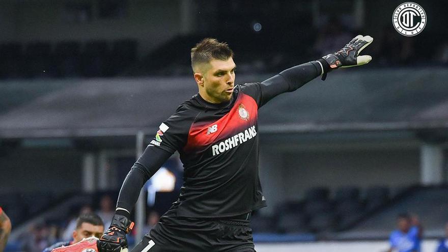 Goalkeeper Volpi, from Toluca, scores a crucial goal to defeat Cruz Azul