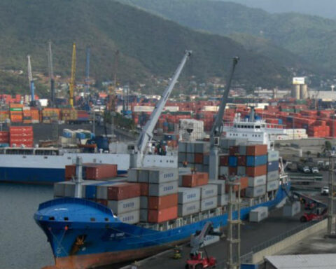 How much must be paid in taxes for the merchandise sent door to door or courier?