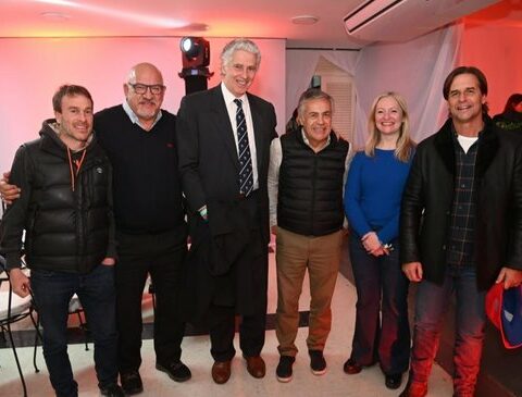 Lacalle Pou went to see a rugby match in Mendoza and met politicians