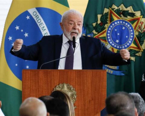 Lula announces that he will undergo hip surgery