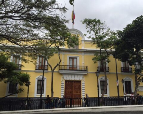 Maduro's government denounces US meddling in the presidential political contest