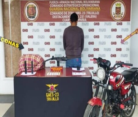 Man arrested with Israeli submachine gun