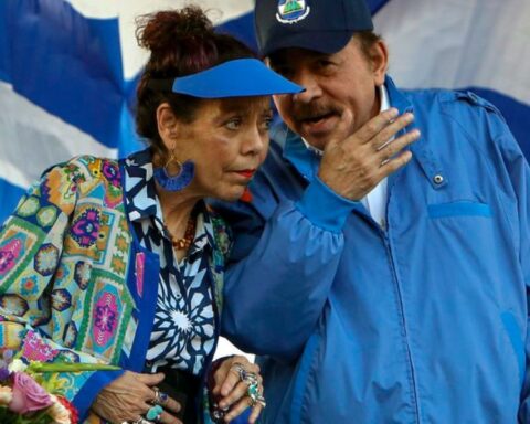 Ortega's government management and sympathy for the FSLN fall into a deep abyss