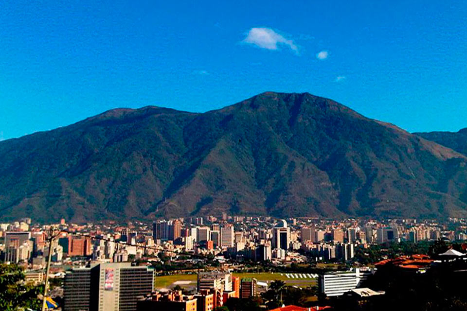 Politicians dedicate a message to Caracas on social networks from their point of view