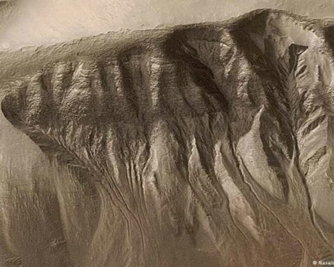 Ravines on Mars suggest water could flow again