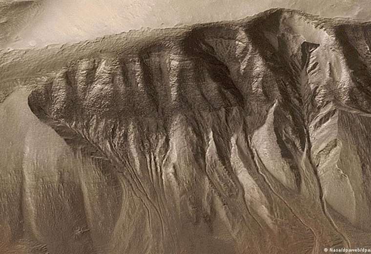 Ravines on Mars suggest water could flow again