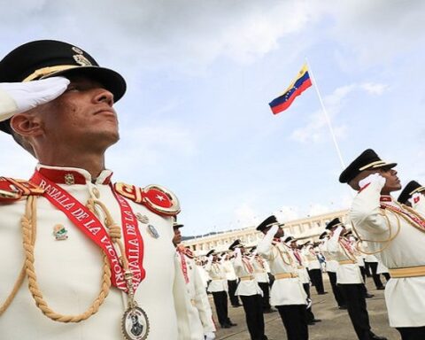 Otorgan Sables de Honor a 1.015 oficiales de la FANB