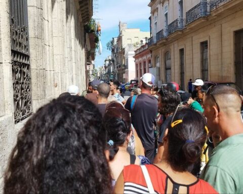 The Way of the Cross for Cubans to get a certificate at the Wedding Palace