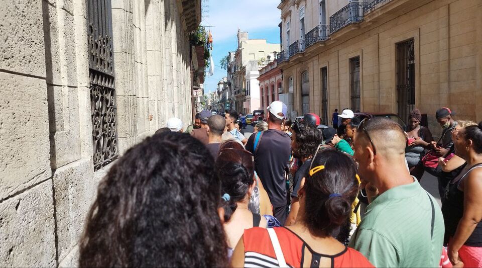 The Way of the Cross for Cubans to get a certificate at the Wedding Palace