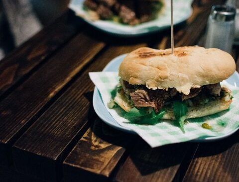 The promo that butchers prepare to celebrate their day: churrasquito al pan