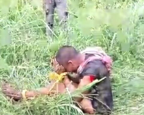 They arrested three subjects who dragged a man tied to a mare