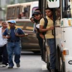 Alcaldía de Caracas entrega permisología a líneas de transporte público