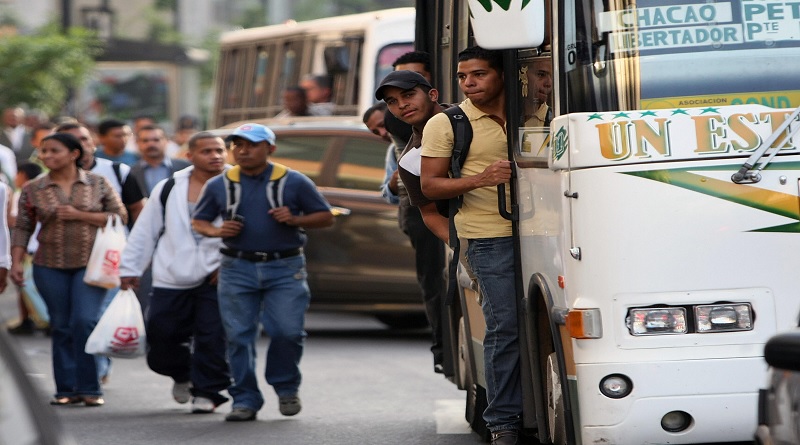 Alcaldía de Caracas entrega permisología a líneas de transporte público
