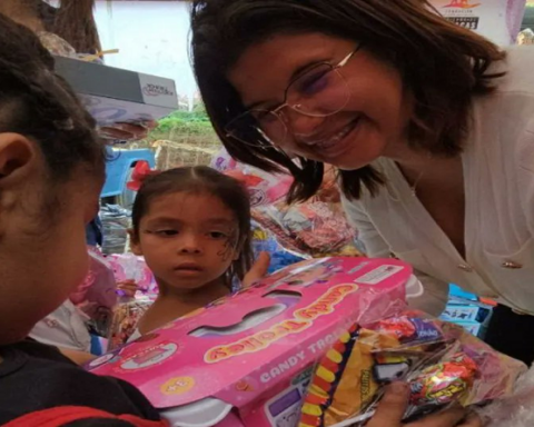 They deliver toys to the Maternity Hospital of Caricuao in Caracas