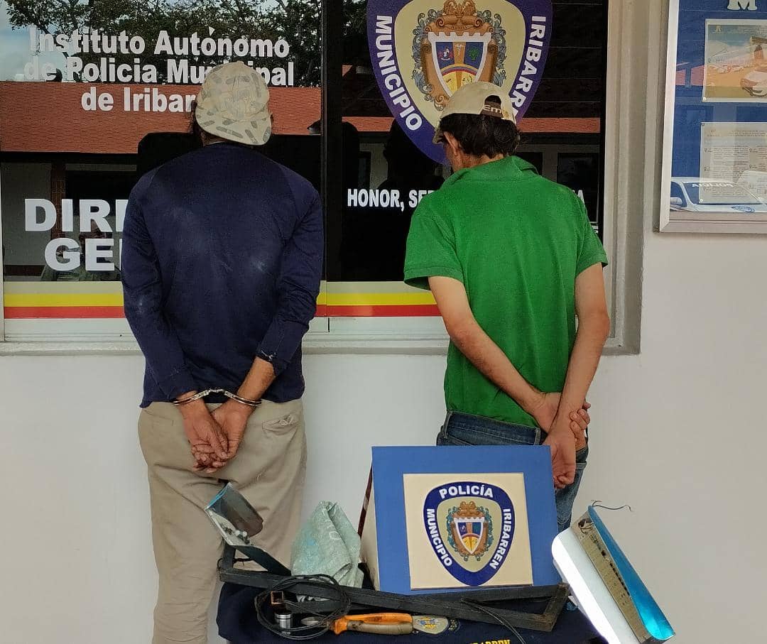 Two arrested for stealing lighting in Plaza Miranda in Lara