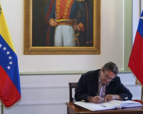 Venezuelan Foreign Minister received Copies of Style from the new Chilean ambassador