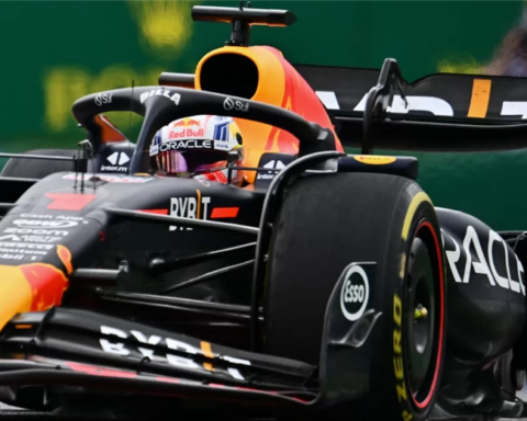 Verstappen rides alone to sign another victory in Austria