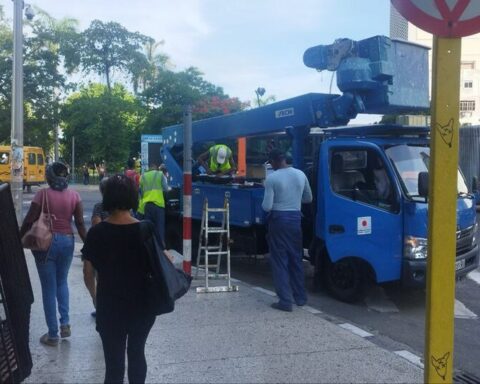 With Cuban parsimony, they install new traffic lights more rustic than the previous ones at 23 and L