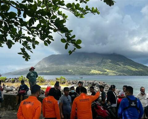 Thousands evacuated in Indonesia due to the eruption of a volcano that triggered a tsunami warning