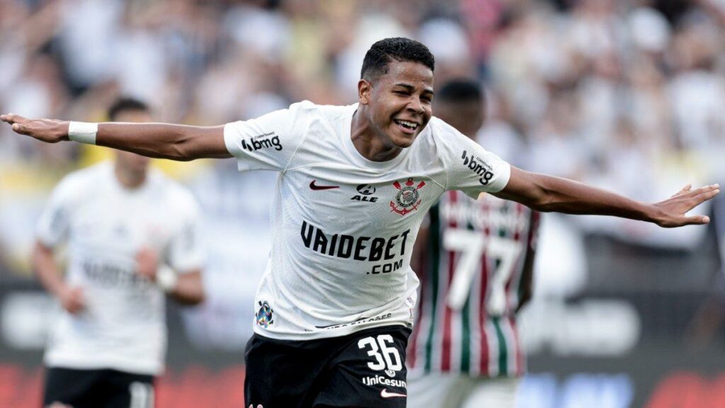 Wesley celebra uno de sus dos goles contra el Fluminense