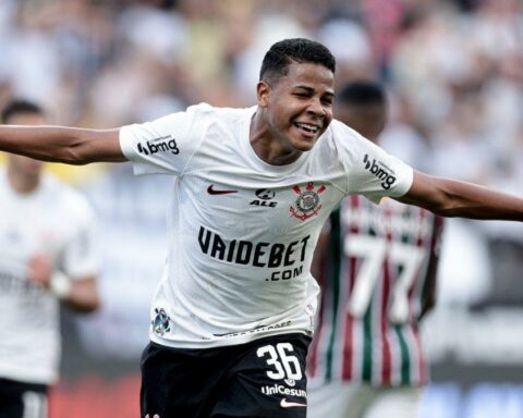 Wesley celebra uno de sus dos goles contra el Fluminense
