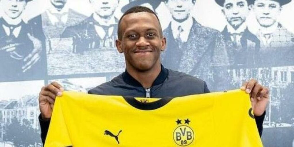 Borussia Dortmund signs a promising 16-year-old youngster