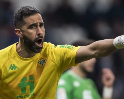 Claudio Bravo will leave Betis, but will not return to Chile