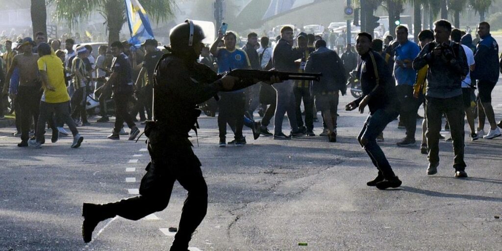 Harsh clashes between Rosario Central fans and the police